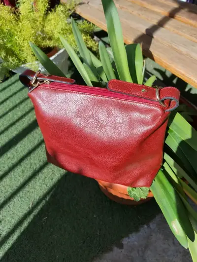 Bolso rojo con diseño grabado - miniatura 3