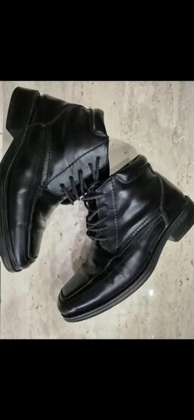 Botas negras de cuero - miniatura 3