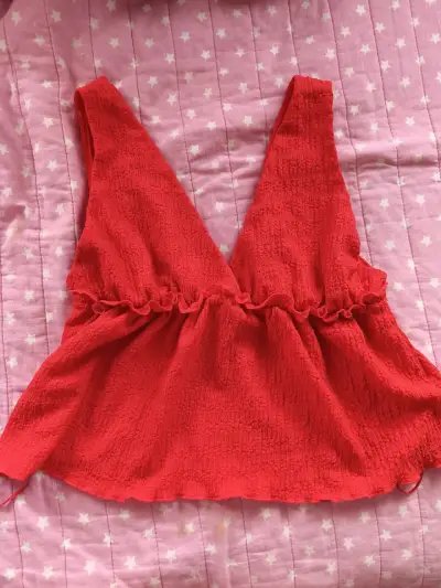 Blusa roja sin mangas - miniatura 1