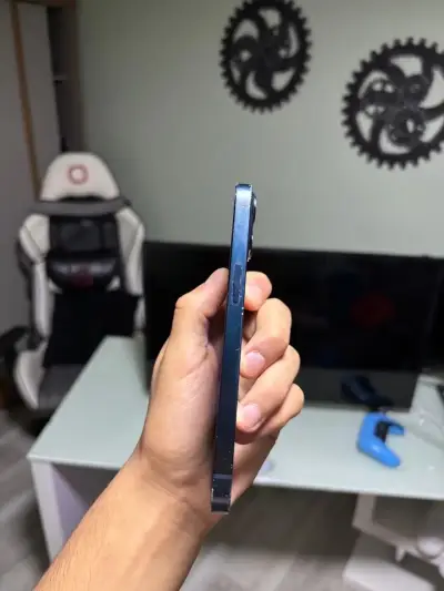 Smartphone azul con doble cámara - miniatura 3