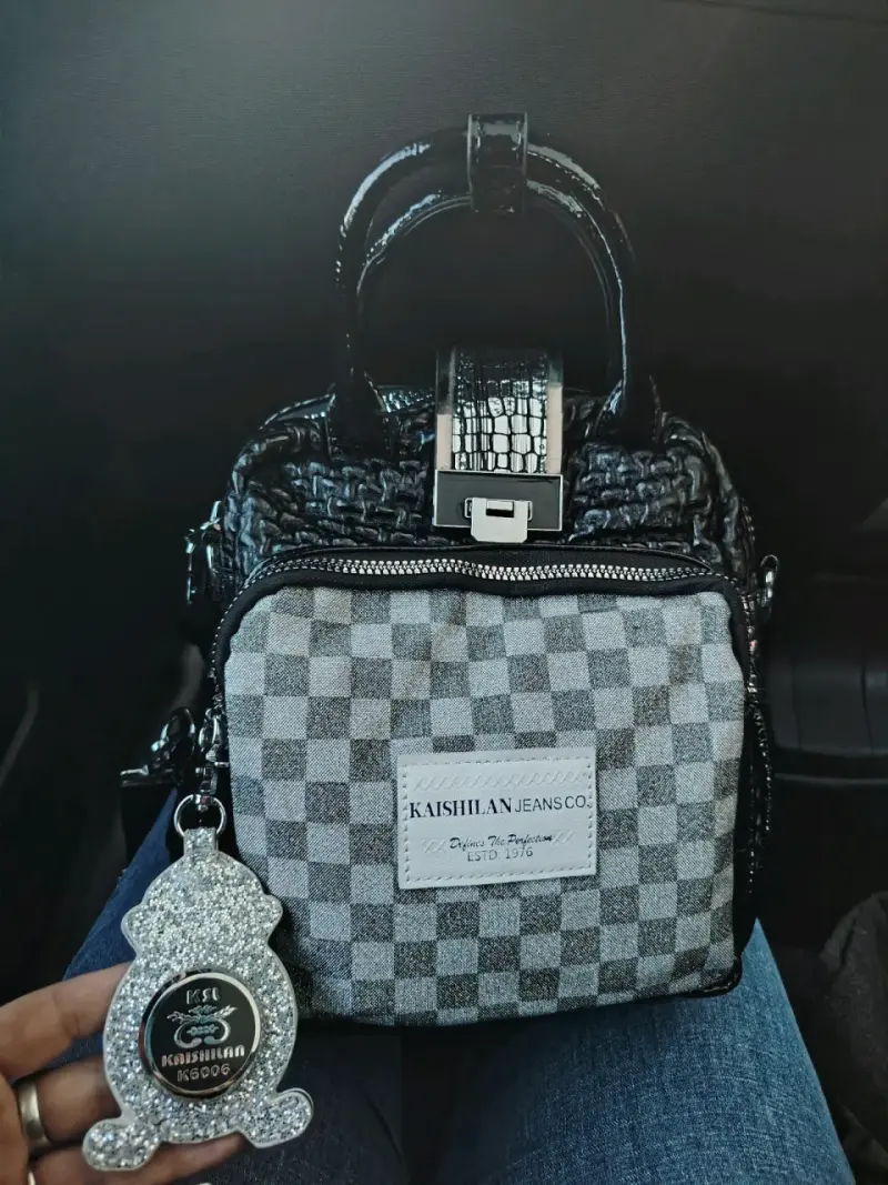 Bolso negro con diseño a cuadros - 1