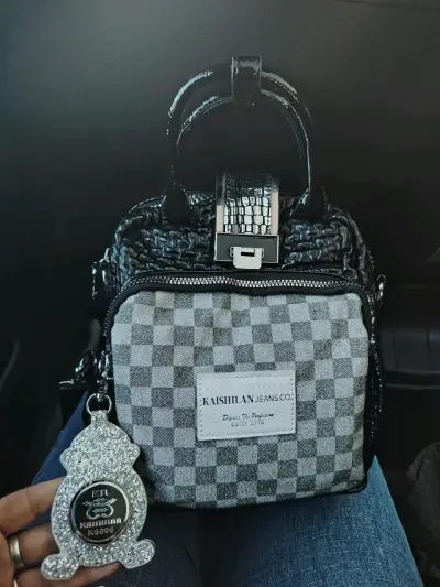 Bolso negro con diseño a cuadros - miniatura 1