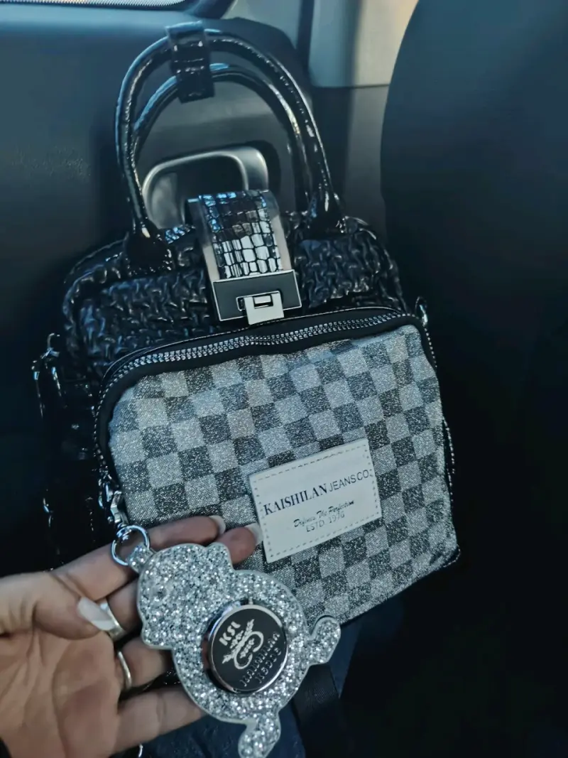 Bolso negro con diseño a cuadros - 2