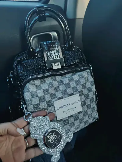 Bolso negro con diseño a cuadros - miniatura 2