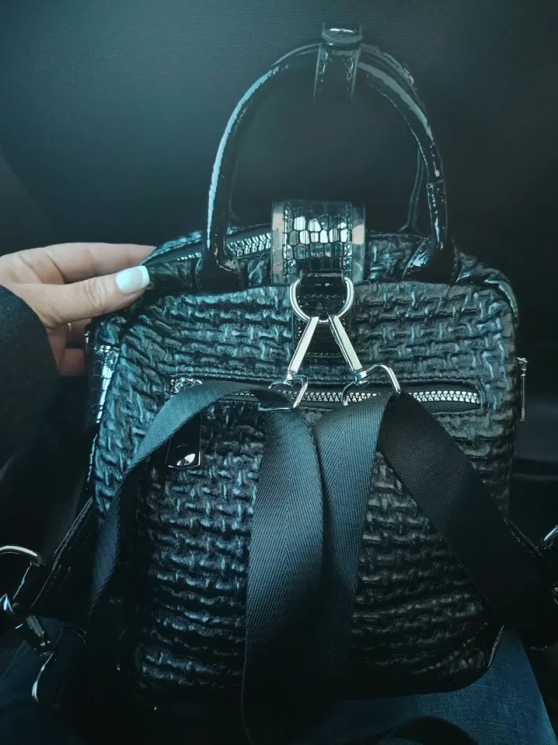 Bolso negro con diseño a cuadros - 3