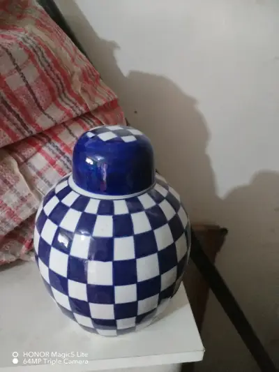 Jarrón cerámico de cuadros azul - miniatura 1