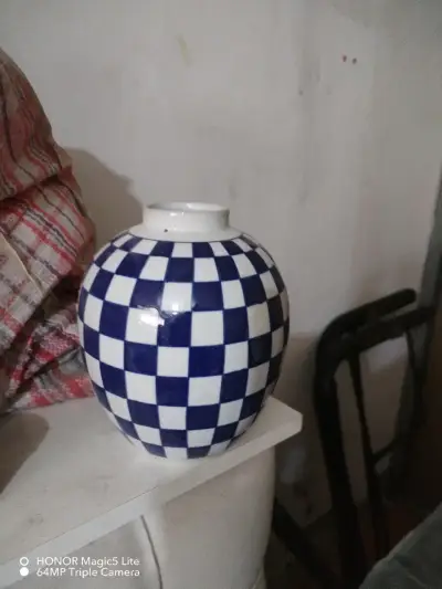 Jarrón cerámico de cuadros azul - miniatura 3