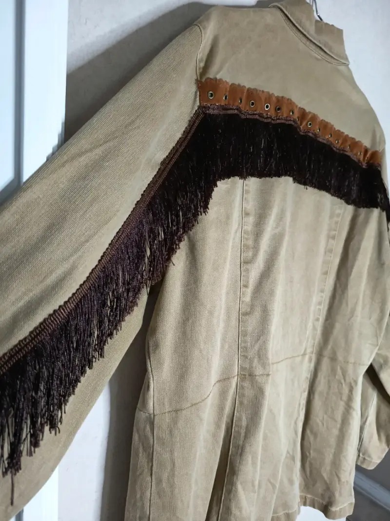 Chaqueta beige con flecos - 2