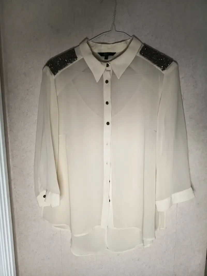 Blusa blanca con detalles brillantes - 1