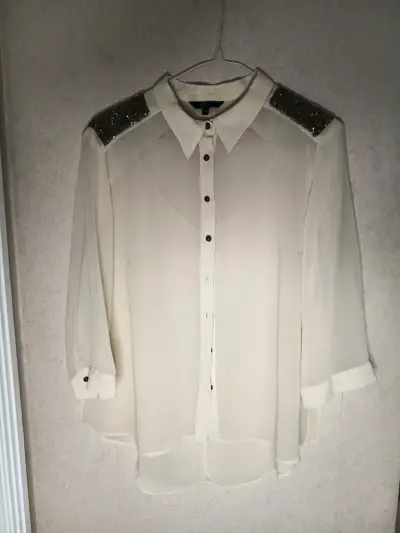 Blusa blanca con detalles brillantes - miniatura 1