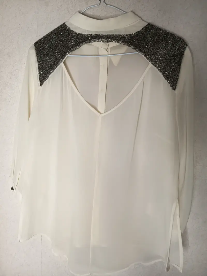 Blusa blanca con detalles brillantes - 2