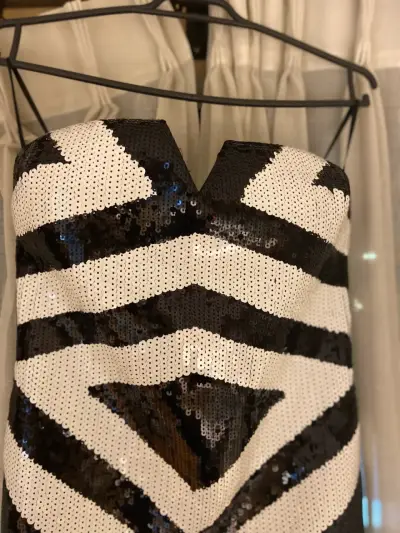 Vestido lentejuelas blanco y negro - miniatura 2