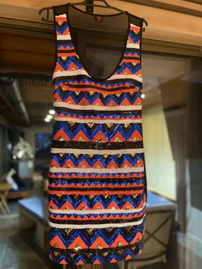Vestido corto de lentejuelas - miniatura 1