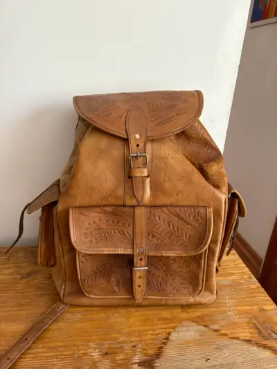 Mochila de cuero grabado - miniatura 1