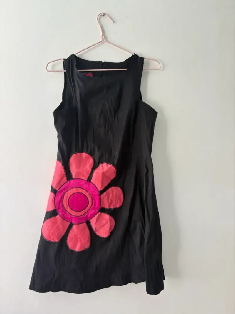 Vestido negro con flor rosada