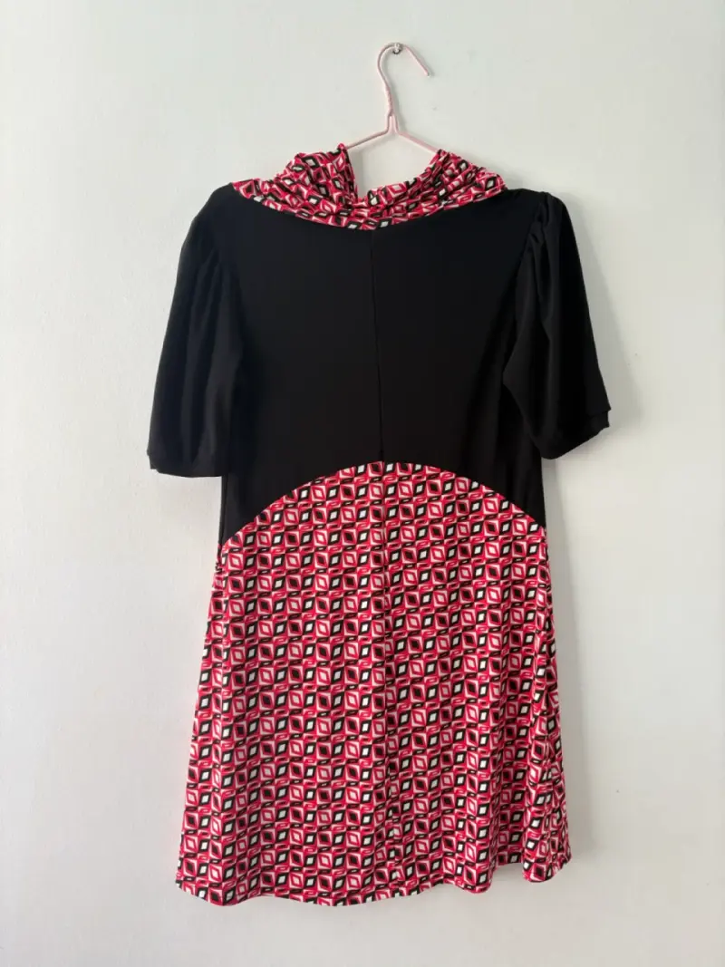 Vestido negro con estampado geométrico - 1