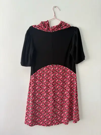 Vestido negro con estampado geométrico - miniatura 1