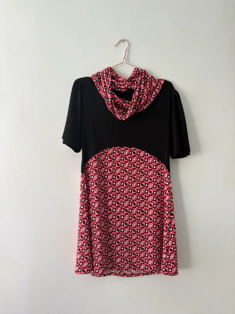 Vestido negro con estampado geométrico - 2