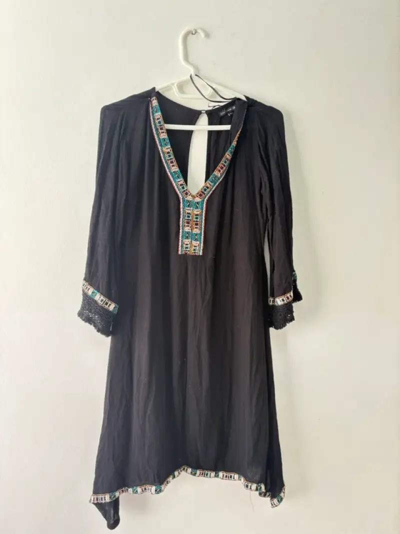 Vestido negro con detalles bordados - 1