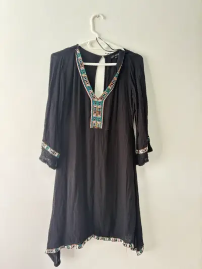 Vestido negro con detalles bordados - miniatura 1
