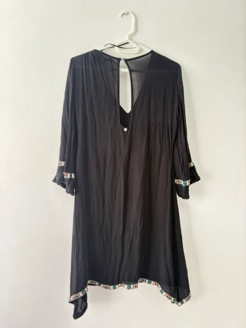 Vestido negro con detalles bordados - 2