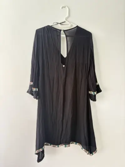 Vestido negro con detalles bordados - miniatura 2