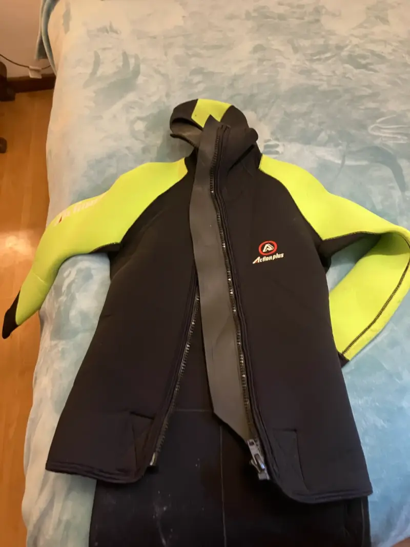 Traje de neopreno negro y verde - 1