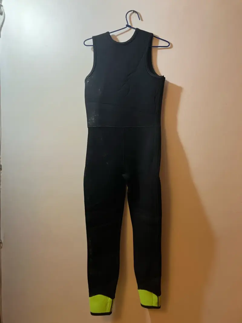 Traje de neopreno negro y verde - 2