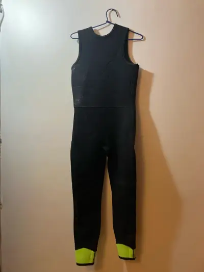 Traje de neopreno negro y verde - miniatura 2