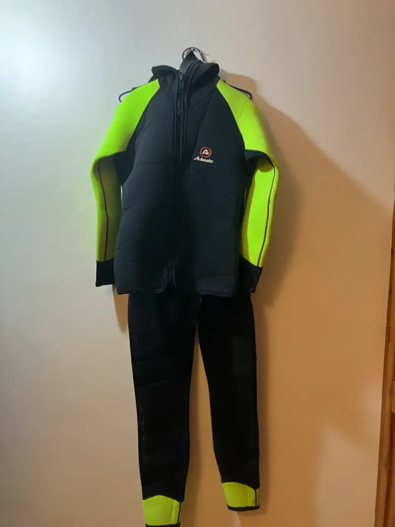 Traje de neopreno negro y verde - 3