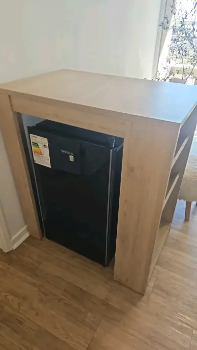 Mini refrigerador Winia negro + Mueble barra alta - miniatura 1