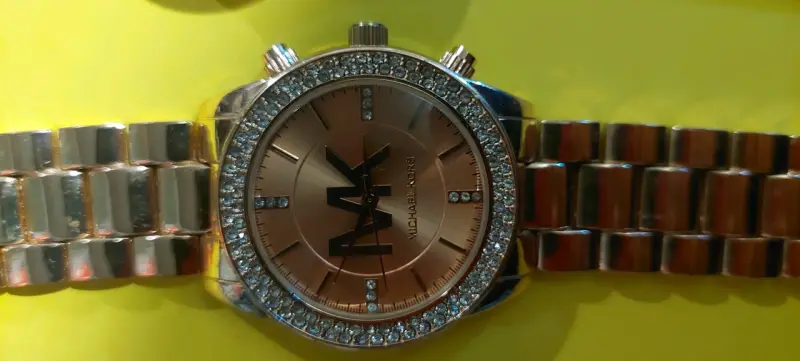 Reloj dorado con cristales