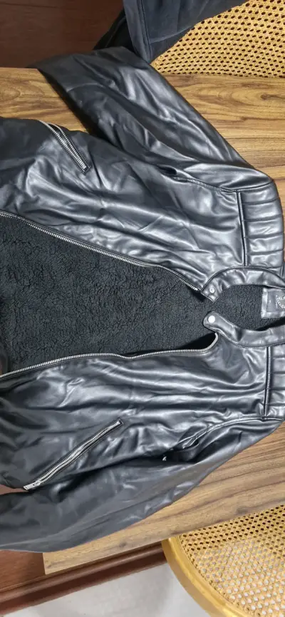 Chaqueta de cuero negra estilo biker - miniatura 2