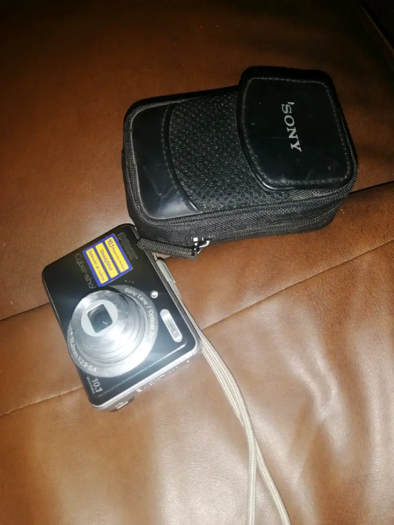 Cámara Sony Cyber-shot con funda - 3