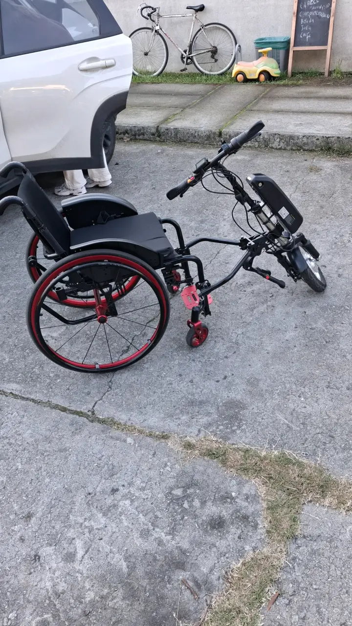Silla de ruedas con motor auxiliar - 1