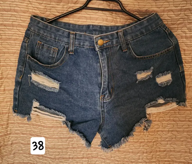 Shorts de mezclilla desgastados