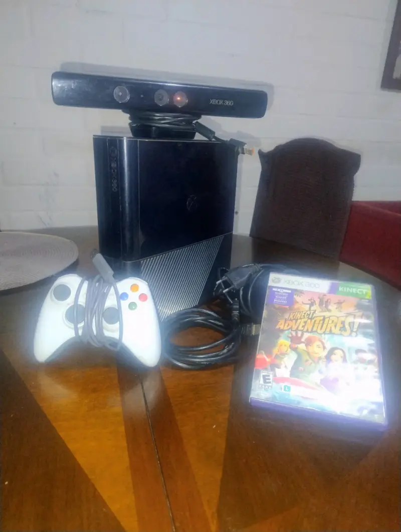 Consola Xbox 360 con Kinect y juego - 1