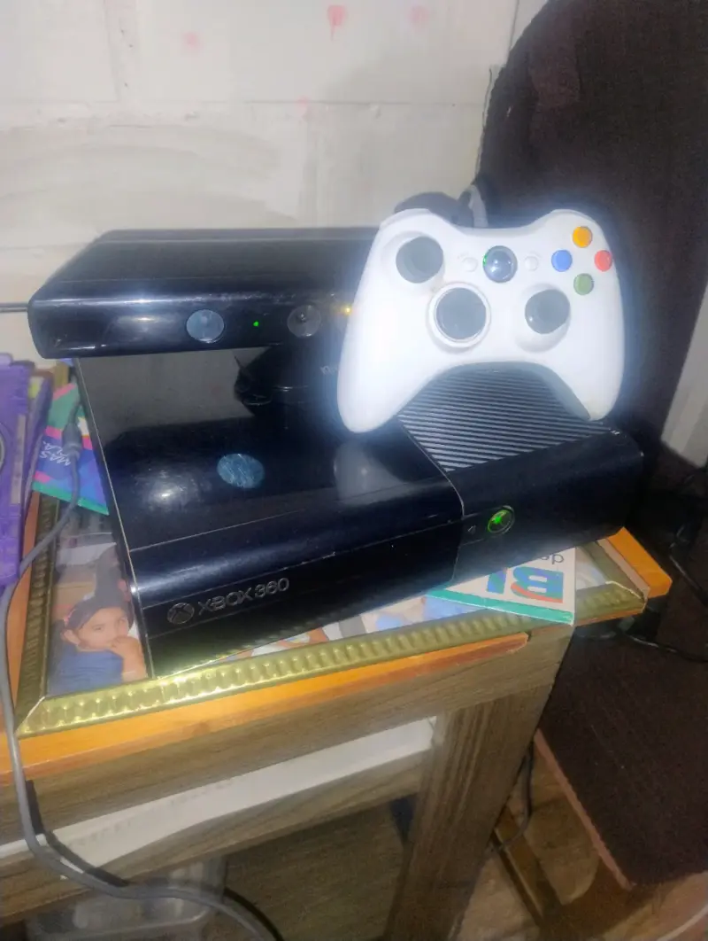 Consola Xbox 360 con Kinect y juego - 4