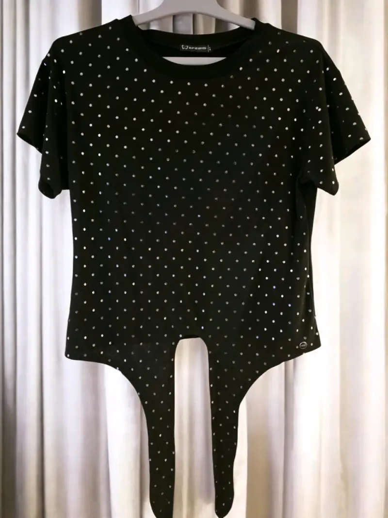 Polera negra con brillos - 1