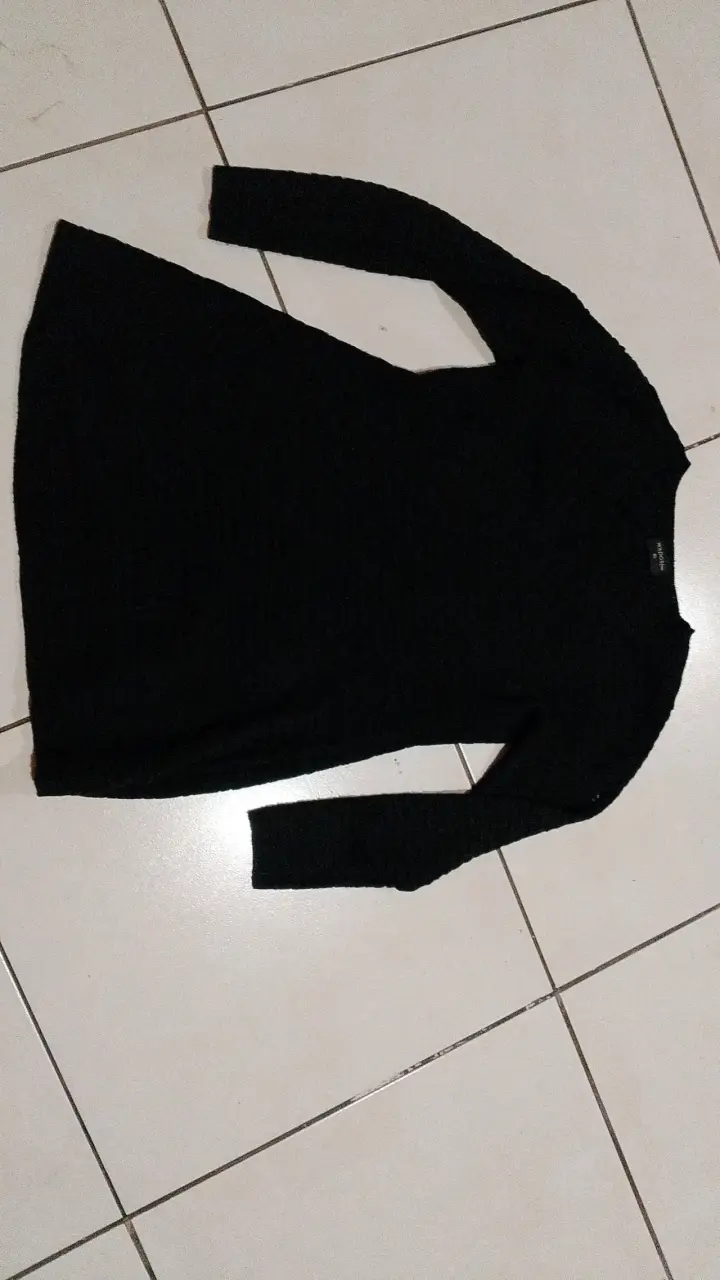 Vestido negro de manga larga - 1