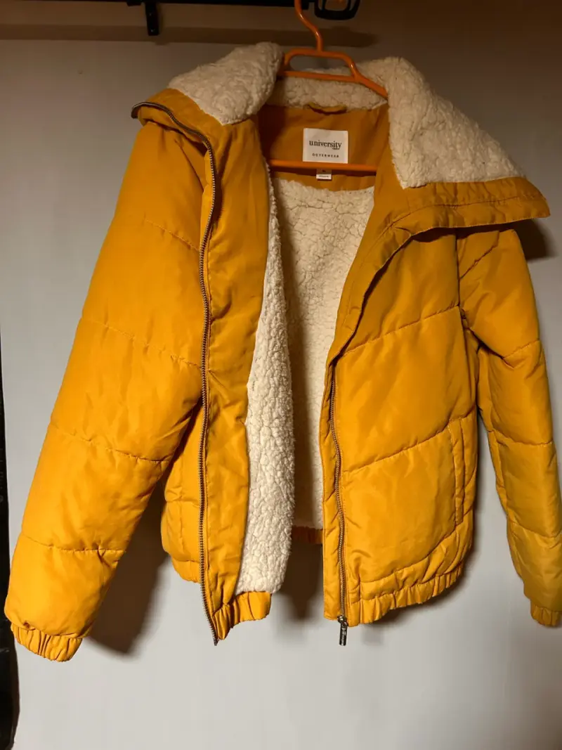 Chaqueta amarilla con forro polar
