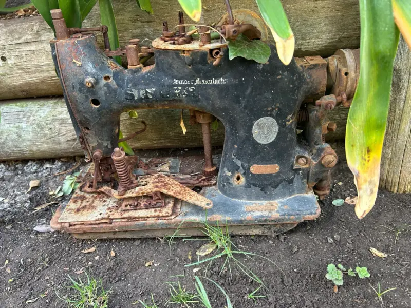 Máquina de coser antigua oxidada - 1