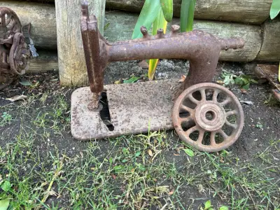 Máquina de coser antigua oxidada - miniatura 2