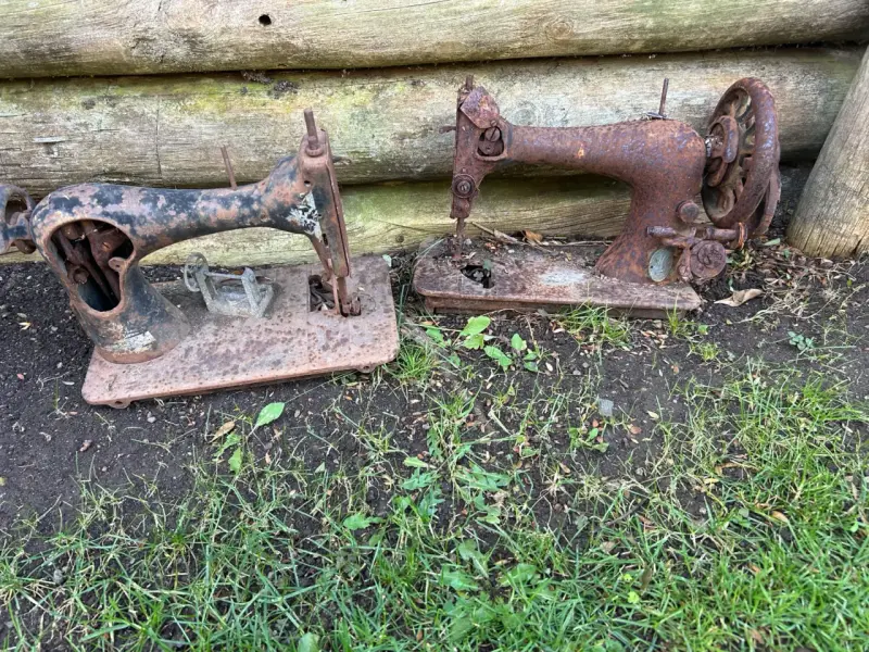 Máquina de coser antigua oxidada - 3
