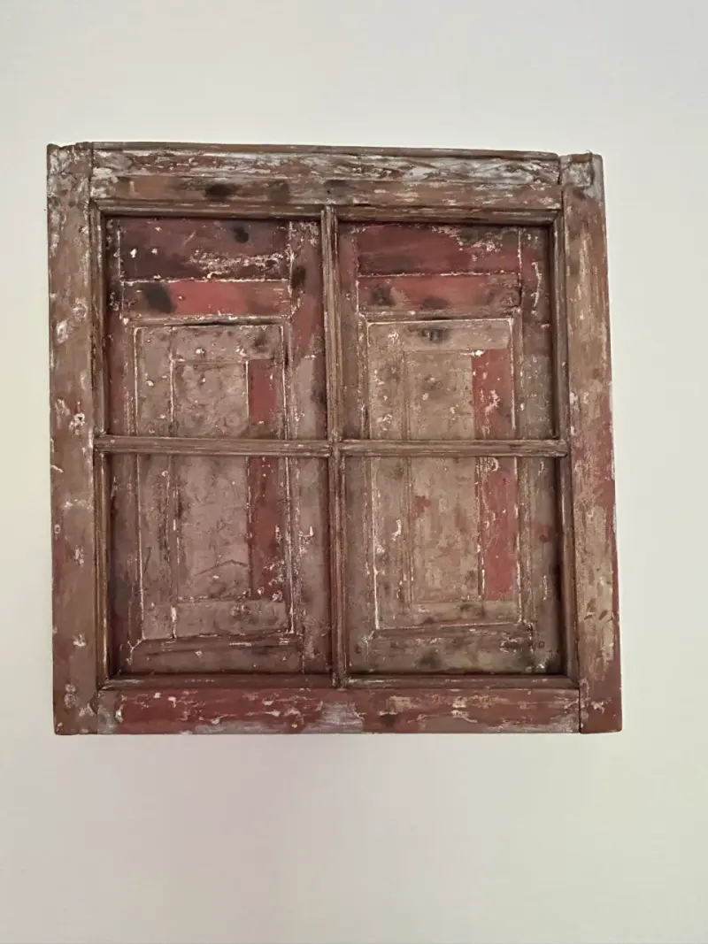 Ventana antigua de madera rústica