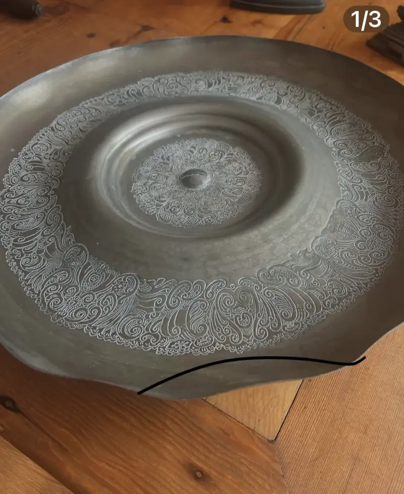 Plato decorativo de metal grabado - 1