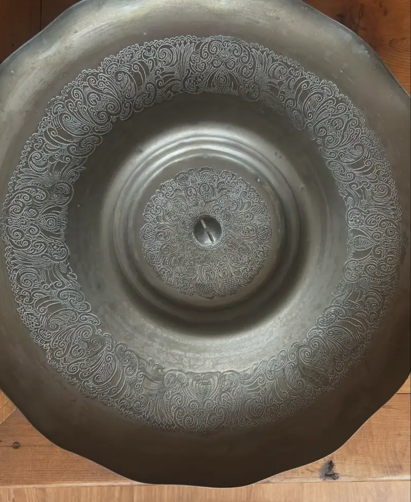 Plato decorativo de metal grabado - 2