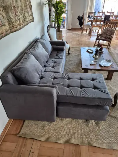 Sofá seccional gris con chaise longue - miniatura 2