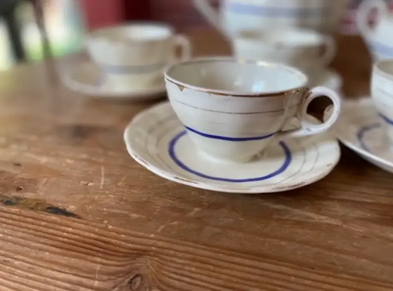 Juego de té porcelana con detalles azules - 4