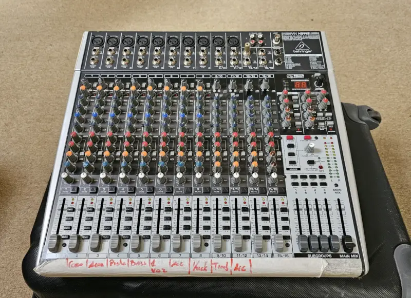 Mesa mezclas Behringer 16 canales - 1